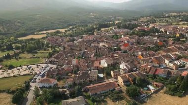 İspanya 'nın orta kesimindeki Segovia' daki küçük dağ köylerinin üzerinden geçen toprak yol.