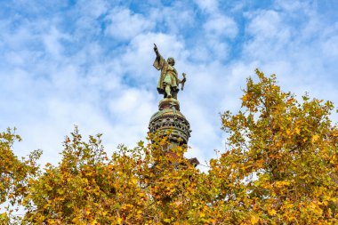 Barselona şehrindeki Kolomb heykeli güneşli bir yaz gününde, İspanya ve turistler tarafından ziyaret edildi.