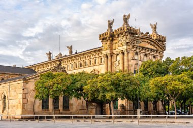 Barselona limanının kıyısındaki klasik binalar Kolomb, İspanya heykelinin yanında.