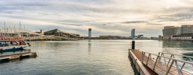 Barcelona Limanı 'nın panoramik manzarası, teleferik kulesi ve marinadaki alışveriş merkezi, İspanya