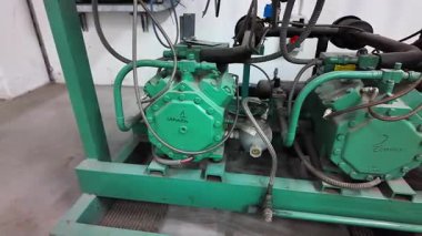 Büyük depo soğutma tesisi için kompresör makinesi odası..