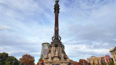 Barcelona şehrindeki Kolomb heykeli Amerika, İspanya 'nın keşfi için ufku işaret ediyor.