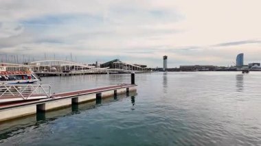 Barcelona Limanı 'nın panoramik manzarası, teleferik kulesi ve marinadaki alışveriş merkezi, İspanya