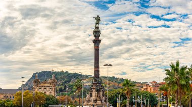Kolomb Meydanı 'nın arka planında Montjuic Dağı var. Yaz günlerinde günbatımında Barselona, İspanya