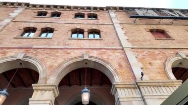 Barcelona, Katalonya 'nın iskele tarafında tuğla kemerli muazzam binalar