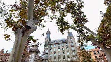 Barcelona limanının yanındaki anıtsal binalar ve Gotik semtin başlangıcı