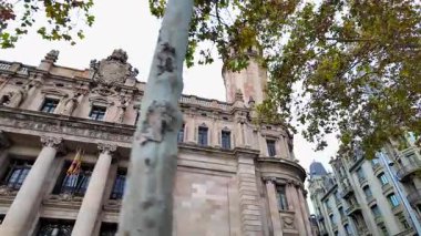 Barselona şehrinde etkileyici mimarisi olan büyük neoklasik binalar, Katalonya