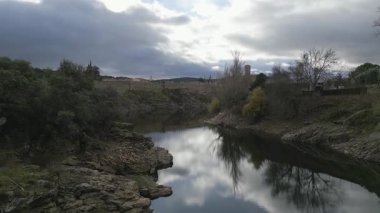İspanya 'nın Madrid şehrinde, ortaçağ şehri Buitrago' nun duvarlarının dibinde bulunan Lozoya Nehri.