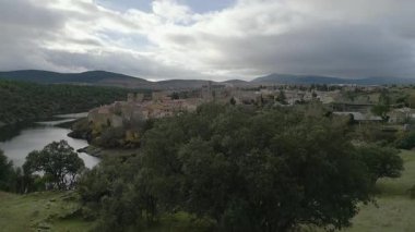 İspanya 'nın Madrid şehrinde ortaçağ şehri Buitrago de Lozoya' nın keşfi.