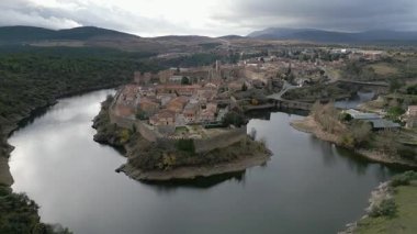 İspanya 'nın Madrid şehrinde Buitrago de Lozoya belediyesinin hava manzarası.