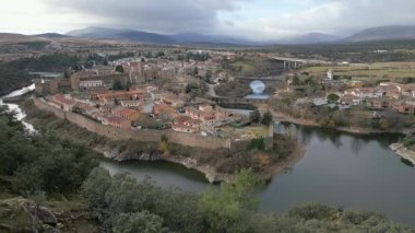 Ortaçağ şehri Lozoya Nehri, Buitrago, Madrid 'in eteklerinde bir duvarla çevrili.