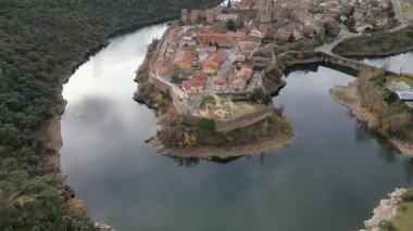 İspanya 'nın Madrid şehrinde Buitrago de Lozoya belediyesinin hava manzarası.