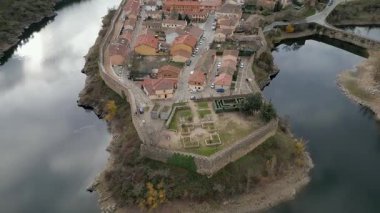 Ortaçağ şehri Lozoya Nehri, Buitrago, Madrid 'in eteklerinde bir duvarla çevrili.
