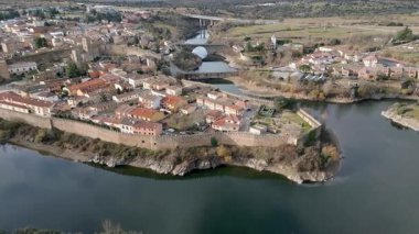 İspanya 'nın Madrid şehrinde Buitrago de Lozoya belediyesinin hava manzarası.