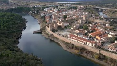 Madrid 'in Buitrago kentinin ortaçağ duvarlarıyla sınır komşusu Lozoya Nehri