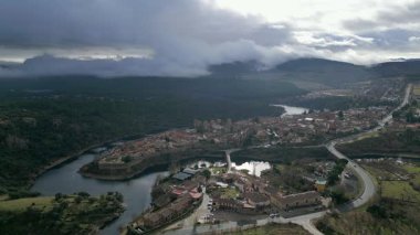 Ortaçağ şehri Lozoya Nehri, Buitrago, Madrid 'in eteklerinde bir duvarla çevrili.