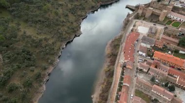 Madrid 'in Buitrago kentinin ortaçağ duvarlarıyla sınır komşusu Lozoya Nehri