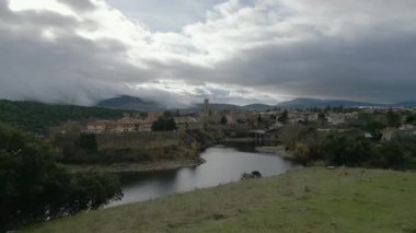 Madrid 'deki Lozoya Nehri' nin eteğindeki ortaçağ şehri Buitrago 'nun güzel bir görüntüsü.