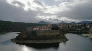 Madrid, İspanya 'da bir turizm merkezi olan ortaçağ şehri Buitrago del Lozoya' nın etkileyici hava manzarası