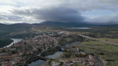 Madrid 'den Burgos' a giden A1 otoyolu ortaçağ şehri Buitrago del Lozoya 'dan geçiyor..