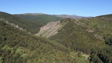 Madrid, Somosierra 'daki dağlarda ilkbaharda insansız hava aracı uçuşu