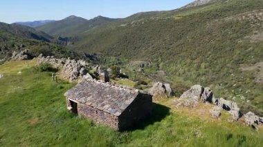 İspanya 'nın orta kesimindeki yüksek dağ sırasındaki küçük taş ev, Somosierra