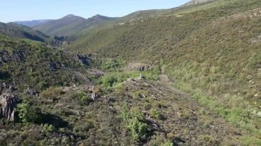 İspanya 'nın orta kesimindeki yüksek dağ sırasındaki küçük taş ev, Somosierra