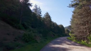 Orta İspanya 'daki Somosierra Dağı' nda tuhaf kaya oluşumları keşfeden dağ yolu.