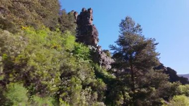 Orta İspanya 'daki Somosierra Dağı' nda tuhaf kaya oluşumları keşfeden dağ yolu.