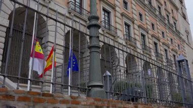 Castilla La Mancha şehrindeki Toledo kalesinin ön cephesinde birden fazla pencere var.