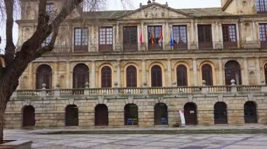 Toledo Belediye Binası 'nın ana cephesi. Büyük güzellikte bir bina. İspanya, Castilla La Mancha.