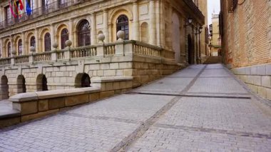 Toledo Belediye Binası 'nın ana cephesi. Büyük güzellikte bir bina. İspanya, Castilla La Mancha.