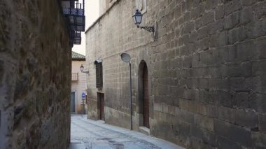 İspanya 'nın anıtsal şehrindeki Toledo Katedrali' nin küçük yan sokağında.