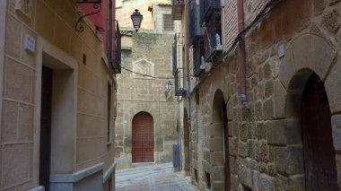 Arka planda katedralin kulesi olan Toledo 'nun anıtsal şehrindeki Picturesque caddesi, İspanya