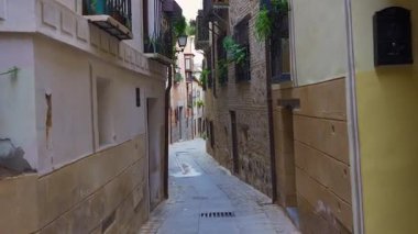 İspanya 'nın Dünya Mirası Bölgesi' ndeki eski Toledo şehrinin resimli dar sokakları.