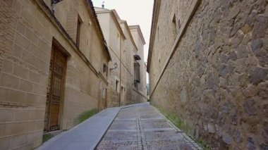 Toledo şehrinin dar sokaklarında eski ortaçağ tarzı binalar var.