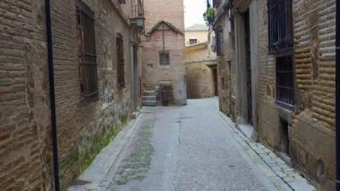 İspanya 'nın Dünya Mirası Bölgesi' ndeki eski Toledo şehrinin resimli dar sokakları.