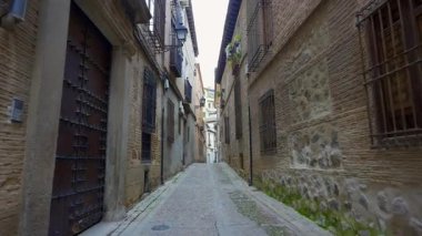 İspanya 'nın Dünya Mirası Bölgesi' ndeki eski Toledo şehrinin resimli dar sokakları.