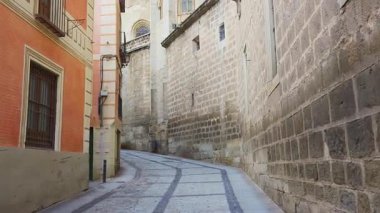 Toledo katedralinin yan sokaklarında ortaçağ tarzında eski taş binalar var.