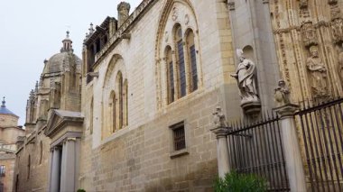 Toledo, İspanya 'nın etkileyici katedralinin yan cephesine giriş kapısı.