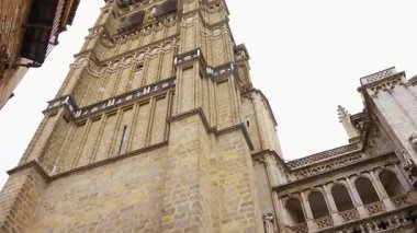 Gotik tarzda Toledo katedralinin en yüksek kulesi. Büyük antik çağlardan kalma ortaçağ taşıyla.