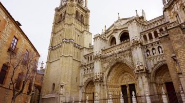 Toledo Gotik katedralinin ana kapısı. Büyük ahşap kapılar ve taş heykeller..