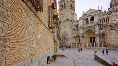 Meydanın genel panoramik manzarası ve eski şehri İspanya 'daki Gotik Toledo katedrali