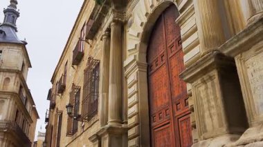 UNESCO 'nun bir şehri olan Toledo Katedrali' nin meydanındaki bir ortaçağ binasının cephesi.