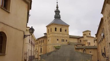 İspanya 'nın Toledo kentindeki taştan yapılmış klasik binaların kuleleri