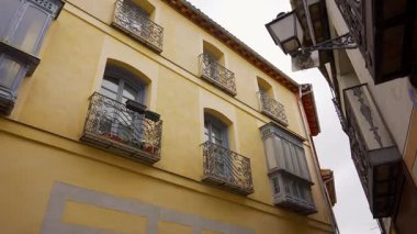 İspanya 'nın Toledo şehrinin dar sokaklarında balkonları ve pencereleri olan güzel cepheler.
