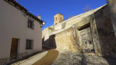 Güneşli bir günde, güzel Chinchon kasabasında eski binaların olduğu sokaklar, Madrid