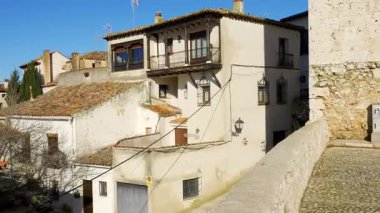 Madrid 'in Chinchon köyündeki saat kulesinin yanında balkonlu eski evler.