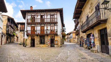 Cantabria 'daki güzel Santillana del Mar köyünün girişindeki sokak çatalı.