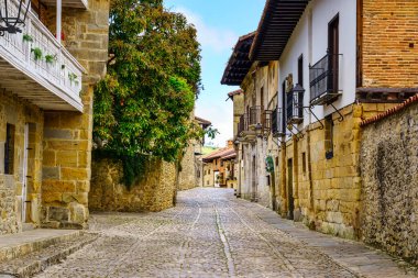 Santillana del Mar, Cantabria 'da çok eski ve güzel evleri olan kaldırımlı sokaklar.
